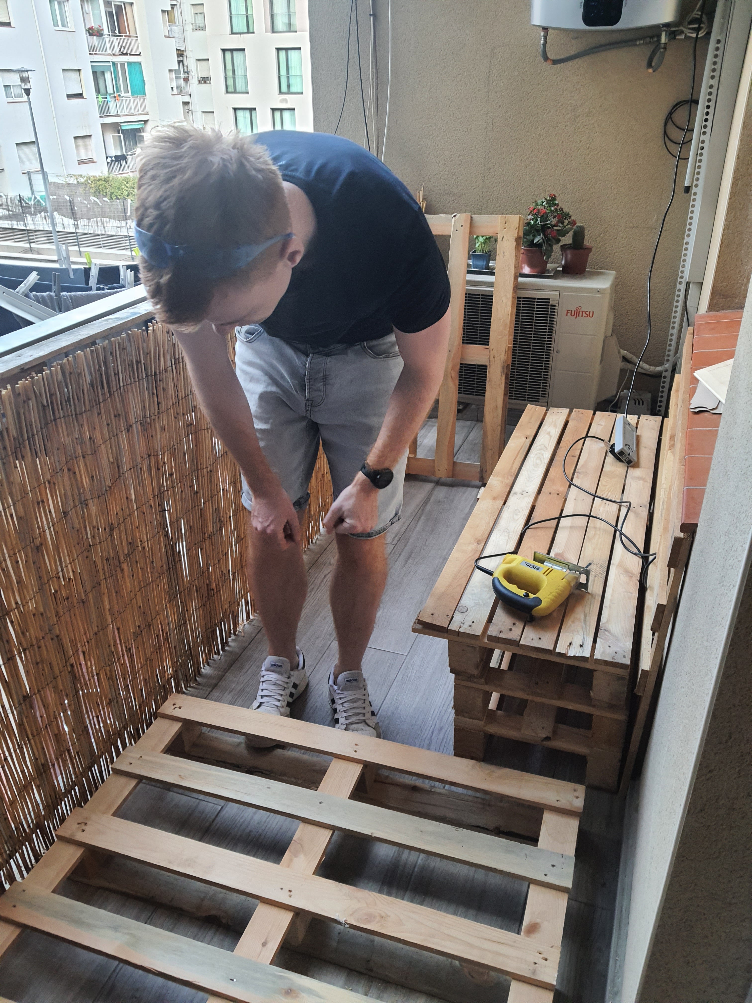 Stripping pallet boards